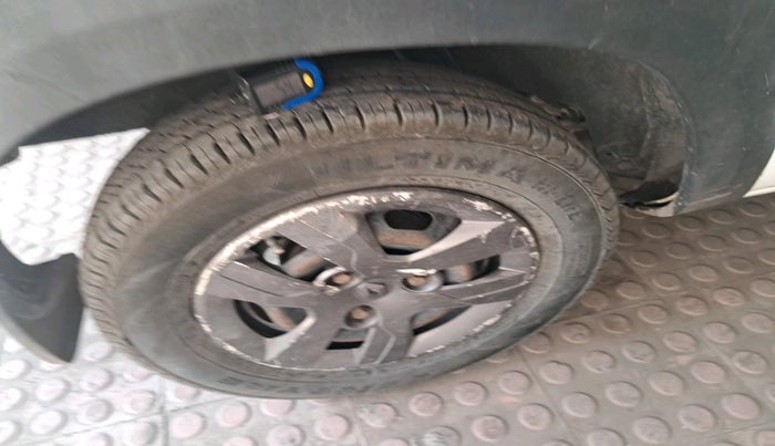 2017 Renault Kwid RXT 1.0, CNG, Manual, 1,02,317 km, tyre