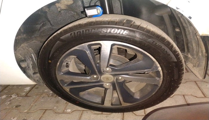 2022 Tata ALTROZ XZ PLUS PETROL, Petrol, Manual, 52,681 km, tyre