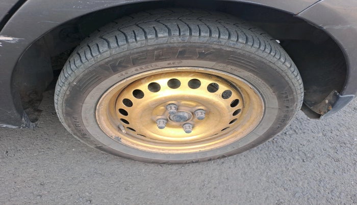 2013 Honda Brio S MT, Petrol, Manual, 1,15,645 km, tyre