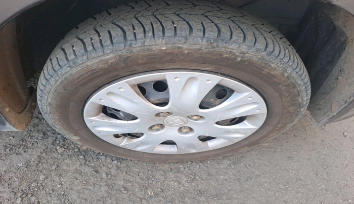 2013 Honda Brio S MT, Petrol, Manual, 1,15,645 km, tyre