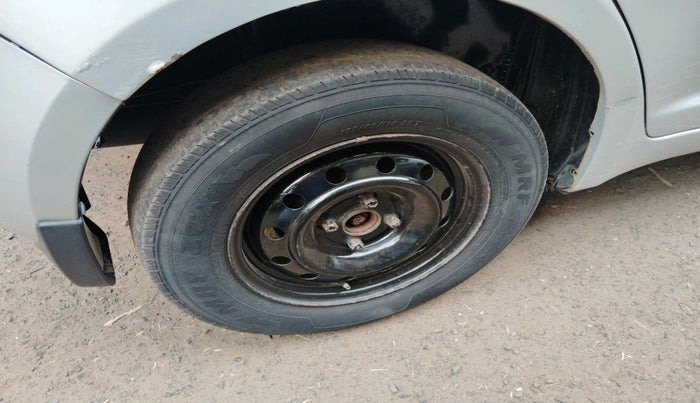 2010 Maruti Swift LXI, Petrol, Manual, 1,19,747 km, tyre