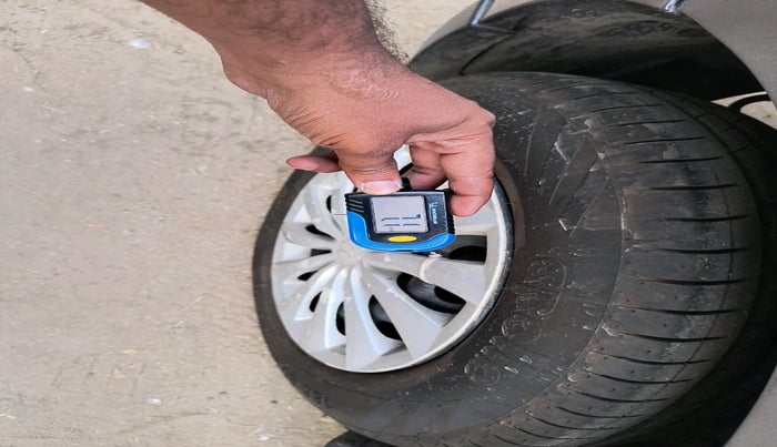 2015 Maruti Swift Dzire VXI, Petrol, Manual, 93,370 km, tyre