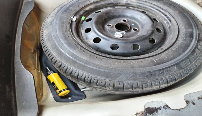 2016 Maruti Swift Dzire VXI (O), Petrol, Manual, 1,04,244 km, tyre