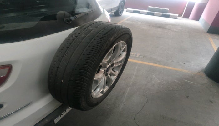 2014 Ford Ecosport TITANIUM 1.0L ECOBOOST, Petrol, Manual, 1,23,945 km, tyre