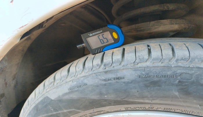 2009 Mitsubishi Cedia SELECT, CNG, Manual, 1,82,327 km, tyre