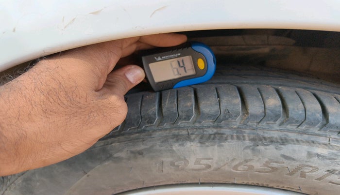 2009 Mitsubishi Cedia SELECT, CNG, Manual, 1,82,327 km, tyre