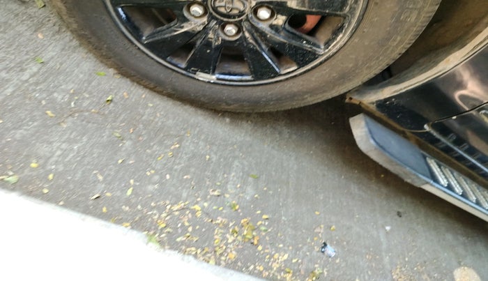 2011 Toyota Innova V 2.5 8 STR, Diesel, Manual, 1,66,512 km, tyre