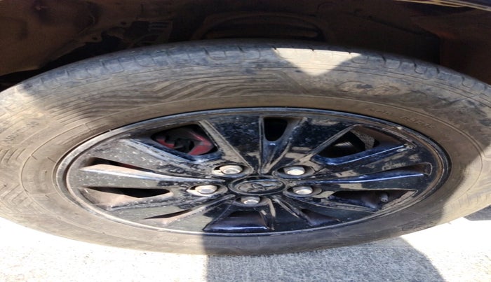 2011 Toyota Innova V 2.5 8 STR, Diesel, Manual, 1,66,512 km, tyre