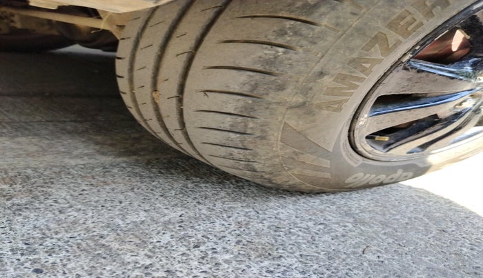 2011 Toyota Innova V 2.5 8 STR, Diesel, Manual, 1,66,512 km, tyre