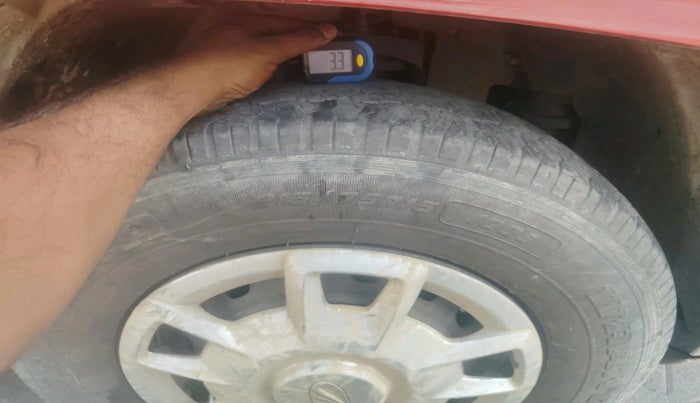 2017 Mahindra TUV300 T6, Diesel, Manual, 1,71,376 km, tyre