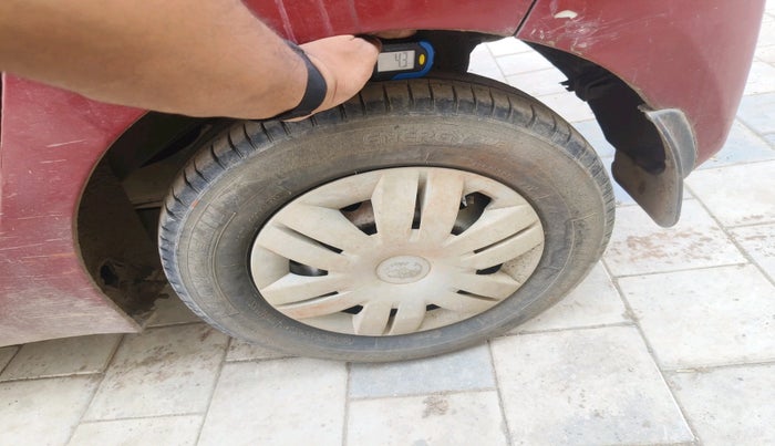 2011 Hyundai Eon ERA, Petrol, Manual, 70,813 km, tyre