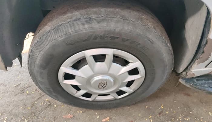 2017 Mahindra TUV300 T6, Diesel, Manual, 1,99,012 km, tyre