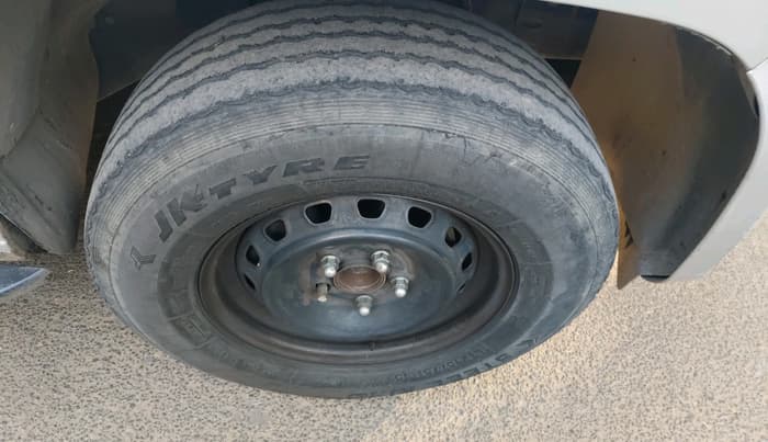 2017 Mahindra TUV300 T6, Diesel, Manual, 1,99,012 km, tyre
