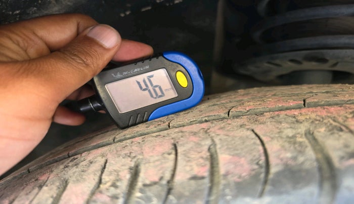 2023 Mahindra XUV700 AX 7 LUXURY P AT 7 STR, Petrol, Automatic, 40,366 km, tyre