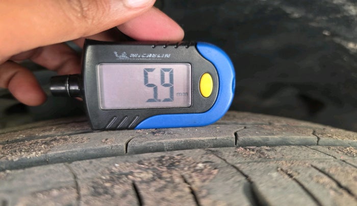 2023 Mahindra XUV700 AX 7 LUXURY P AT 7 STR, Petrol, Automatic, 40,366 km, tyre