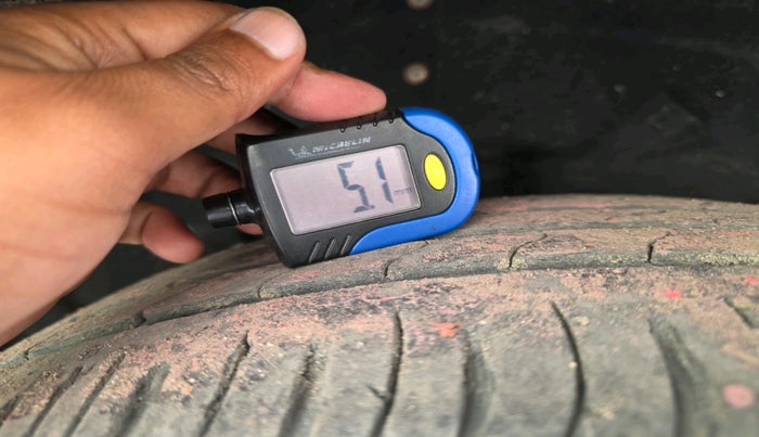 2023 Mahindra XUV700 AX 7 LUXURY P AT 7 STR, Petrol, Automatic, 40,366 km, tyre