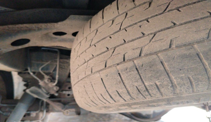 2014 Toyota Innova 2.5 VX 8 STR, Diesel, Manual, 1,43,265 km, tyre