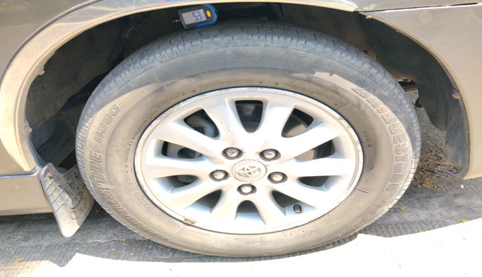 2014 Toyota Innova 2.5 VX 8 STR, Diesel, Manual, 1,43,265 km, tyre