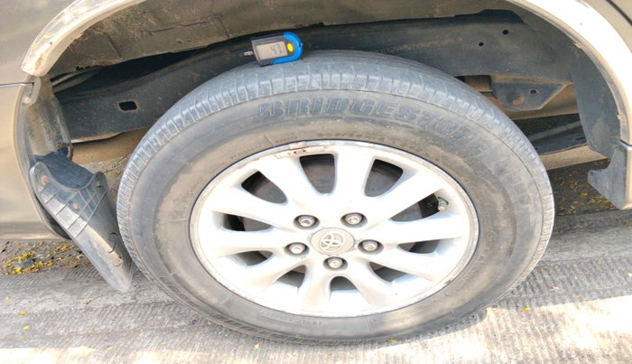 2014 Toyota Innova 2.5 VX 8 STR, Diesel, Manual, 1,43,265 km, tyre