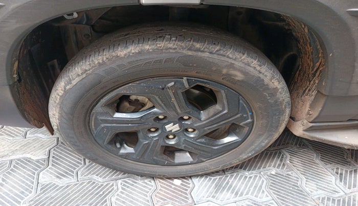 2023 Maruti BREZZA ZXI AT SMART HYBRID, Petrol, Automatic, 29,948 km, tyre