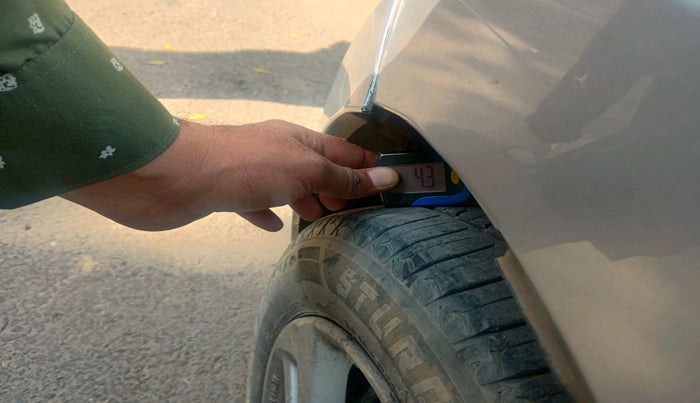 2015 Honda Jazz 1.2L I-VTEC V AT, CNG, Automatic, 1,30,988 km, tyre