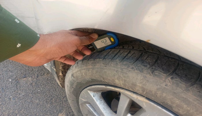 2015 Honda Jazz 1.2L I-VTEC V AT, CNG, Automatic, 1,30,988 km, tyre