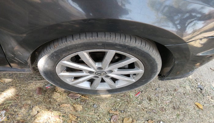 2017 Volkswagen Ameo HIGHLINE PLUS 1.5L AT 16 ALLOY, Diesel, Automatic, 1,59,151 km, tyre