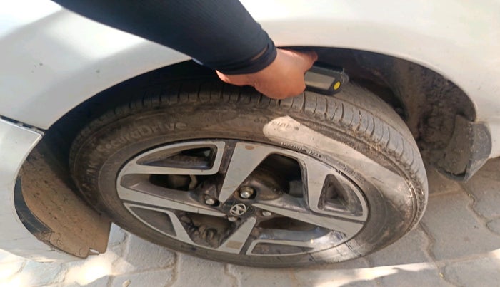 2022 Hyundai AURA SX 1.2, Petrol, Manual, 1,00,075 km, tyre