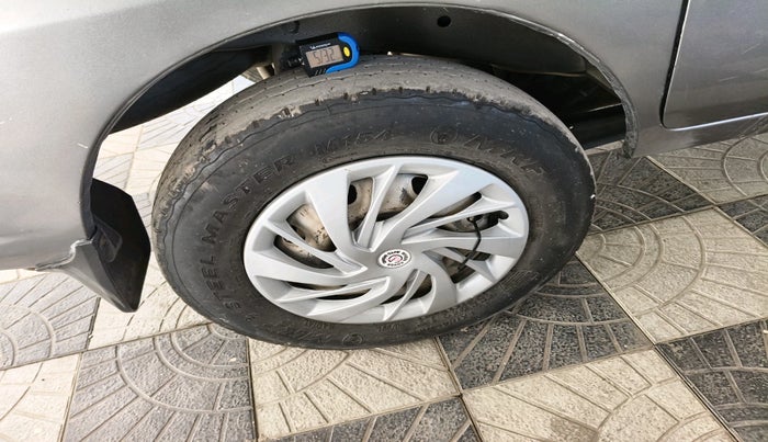 2011 Maruti Eeco 5 STR WITH A/C+HTR, CNG, Manual, 75,232 km, tyre