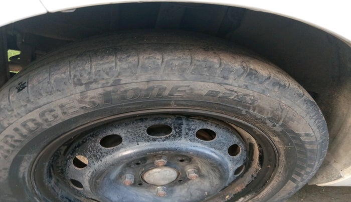 2016 Tata Tiago XT PETROL, Petrol, Manual, 1,25,728 km, tyre