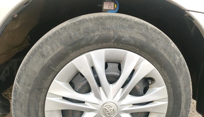 2012 Toyota Innova 2.5 GX 8 STR, Diesel, Manual, 2,39,000 km, tyre