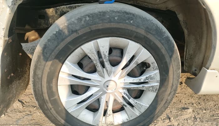 2012 Toyota Innova 2.5 GX 8 STR, Diesel, Manual, 2,39,000 km, tyre
