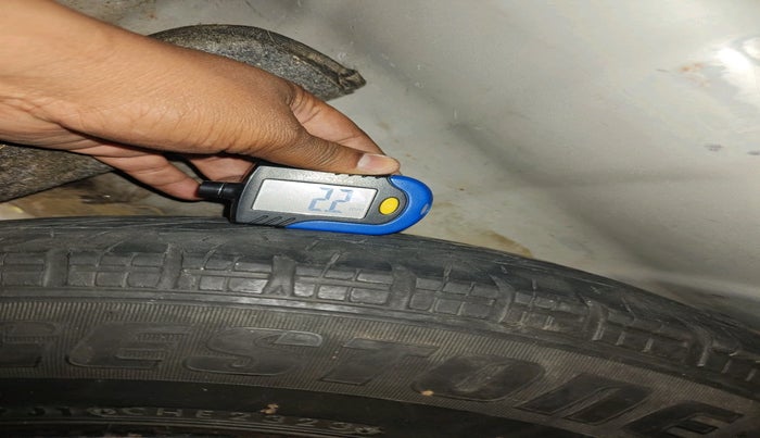 2015 Hyundai Xcent S 1.2, Petrol, Manual, 1,40,727 km, tyre