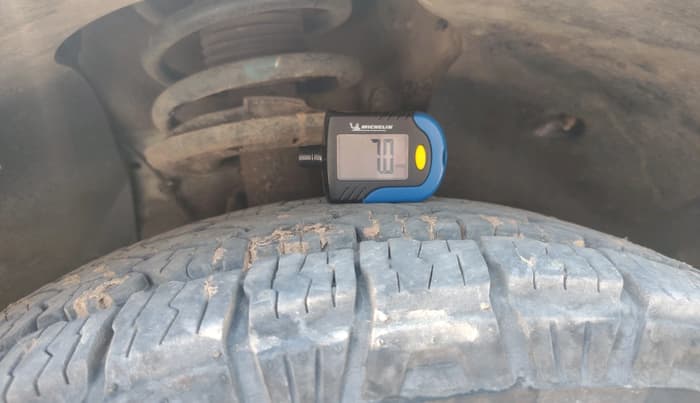 2017 Mahindra XUV500 W10 AT, Diesel, Automatic, 2,16,331 km, tyre