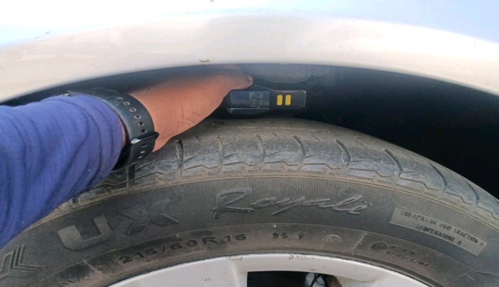 2011 Audi A4 2.0 TDI, Diesel, Automatic, 1,23,064 km, tyre