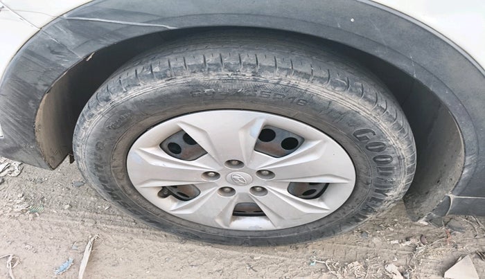 2016 Hyundai Creta BASE 1.6 PETROL, Petrol, Manual, 1,09,885 km, tyre