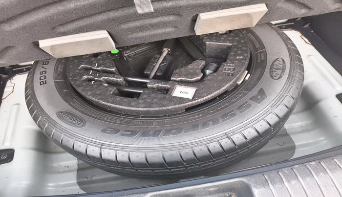 2016 Hyundai Creta BASE 1.6 PETROL, Petrol, Manual, 1,09,885 km, tyre