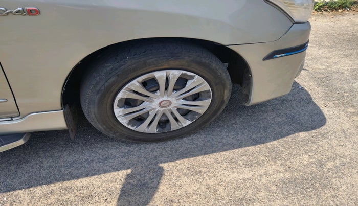 2015 Toyota Innova 2.5 GX 8 STR, Diesel, Manual, 2,13,510 km, tyre