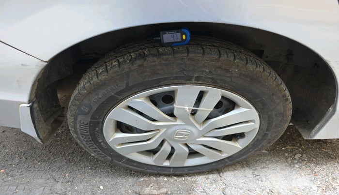 2014 Honda City 1.5L I-VTEC SV, Petrol, Manual, 2,43,230 km, tyre