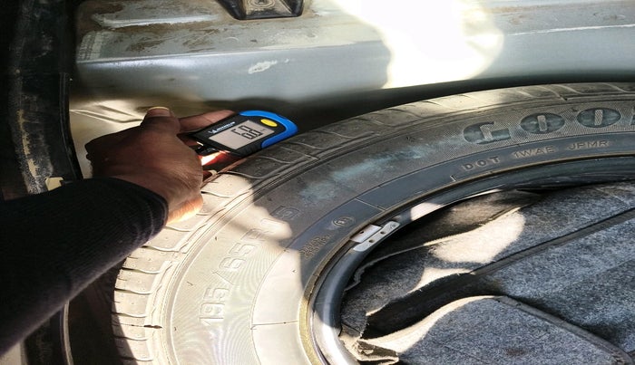 2022 KIA SONET HTK 1.2, Petrol, Manual, 83,200 km, tyre