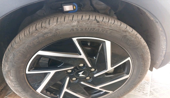 2024 Mahindra XUV 3XO AX7 1.2 TGDi AT, Petrol, Automatic, 5,360 km, tyre