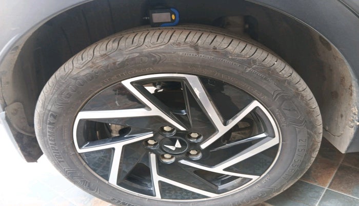 2024 Mahindra XUV 3XO AX7 1.2 TGDi AT, Petrol, Automatic, 5,360 km, tyre