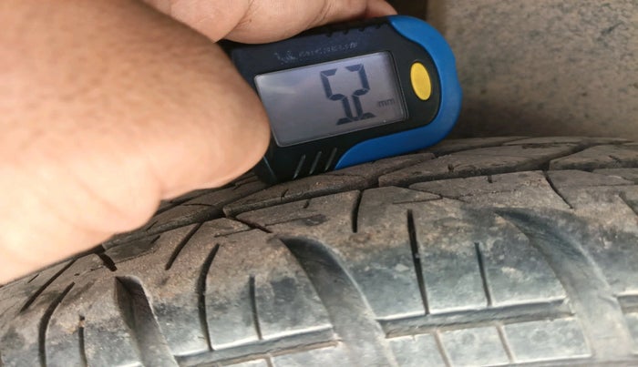 2015 Maruti Swift Dzire VXI, CNG, Manual, 71,471 km, tyre