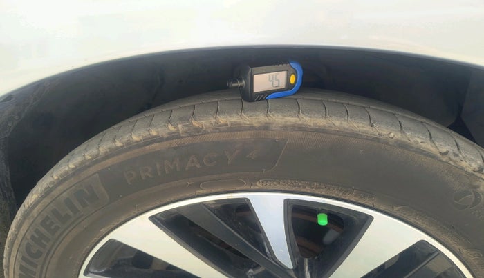 2022 Toyota Innova Crysta 2.4 ZX AT 7 STR, Diesel, Automatic, 1,03,468 km, tyre