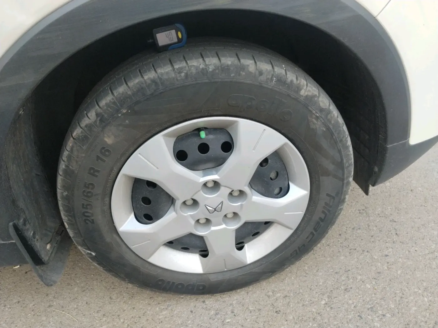 2022 Mahindra XUV300 W6 1.2 PETROL AMT, Petrol, Automatic, 23,341 km, tyre