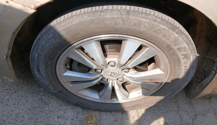 2011 Honda Accord 2.4L I-VTEC MT, Petrol, Manual, 1,42,041 km, tyre