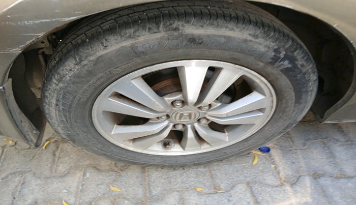 2011 Honda Accord 2.4L I-VTEC MT, Petrol, Manual, 1,42,041 km, tyre