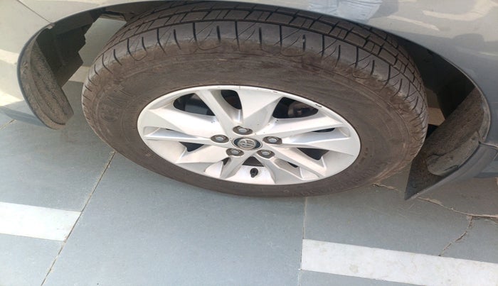 2017 Toyota Innova Crysta 2.4 GX 7 STR, Diesel, Manual, 79,840 km, tyre