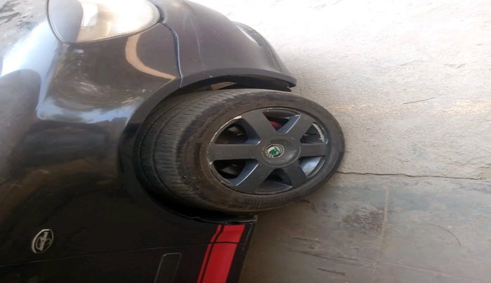 2013 Skoda Laura AMBIENTE 2.0 TDI CR MT, Diesel, Manual, 1,17,016 km, tyre