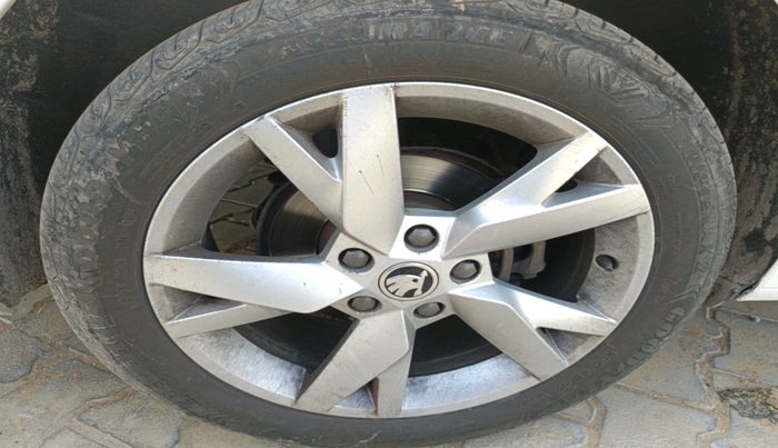 2021 Skoda Octavia STYLE 2.0, Petrol, Automatic, 72,679 km, tyre